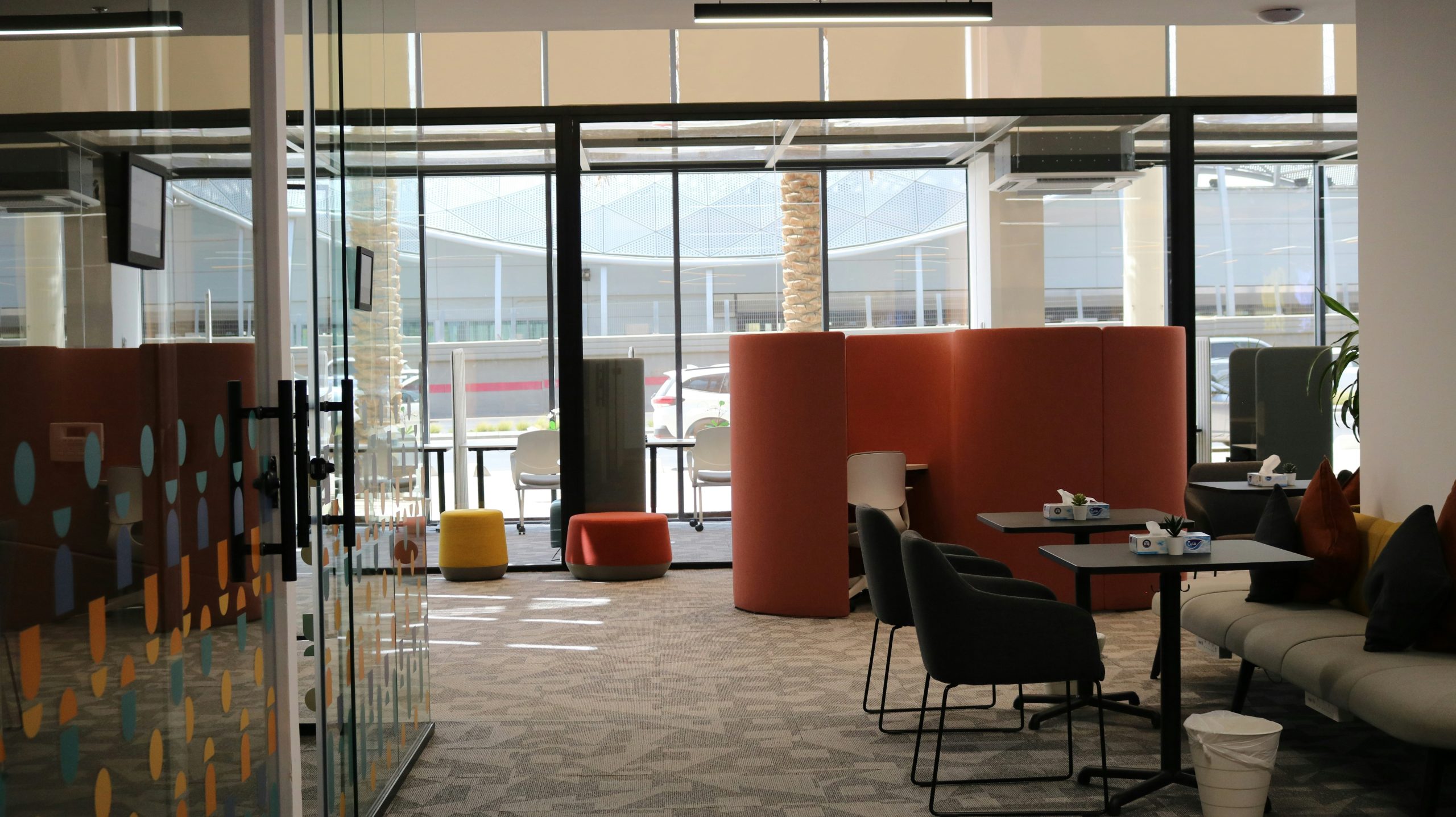 Exteriores y Lounge